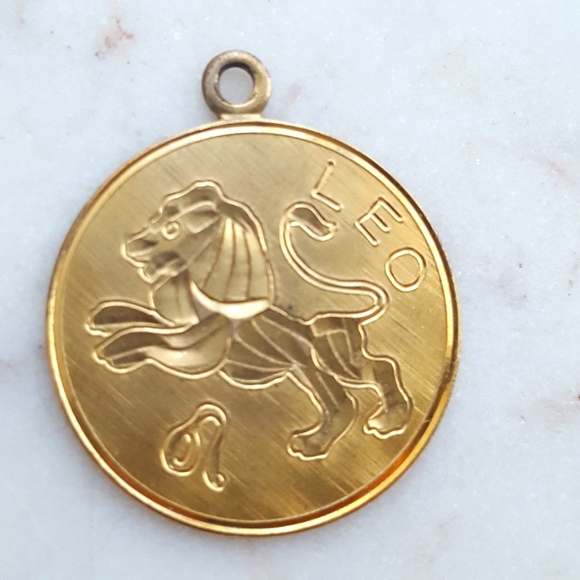 Jewelry - 🌙12kg Leo Zodiac Pendant Vintage